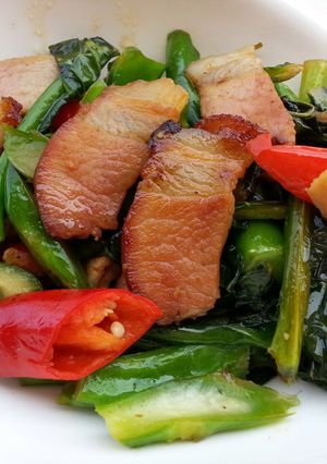 A picture of Chinese Broccoli With Roasted Pork.