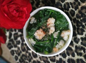 Hình của món Canh cải bó xôi nấu tôm tươi.