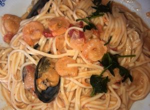 Una foto de Tallarines con frutos de mar, con salsa rosa😋