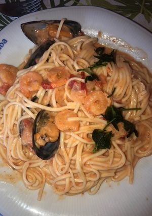 Una foto de Tallarines con frutos de mar, con salsa rosa😋