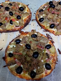 Una foto de Pizza rápida con tortillas de trigo