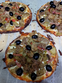 Una foto de Pizza rápida con tortillas de trigo