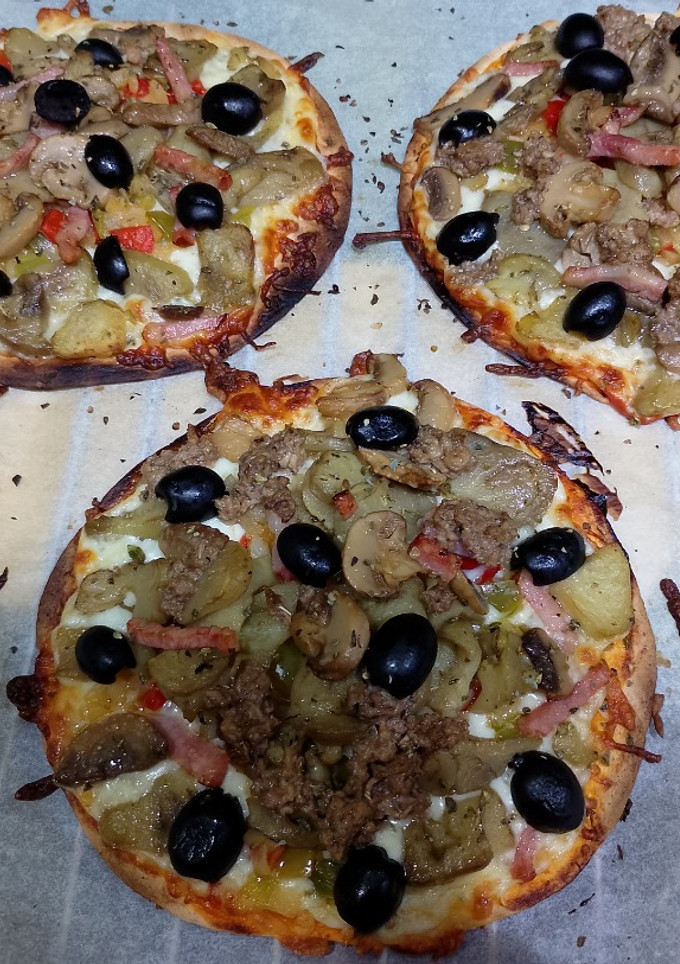 Una foto de Pizza rápida con tortillas de trigo