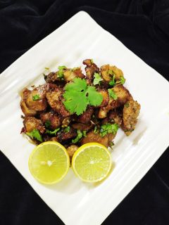 স্টর ফ্রাইড করিয়েন্ডার গার্লিক চিকেন (stir fried coriander garlic chicken recipe in Bengali) রেসিপির প্রধান ছবি