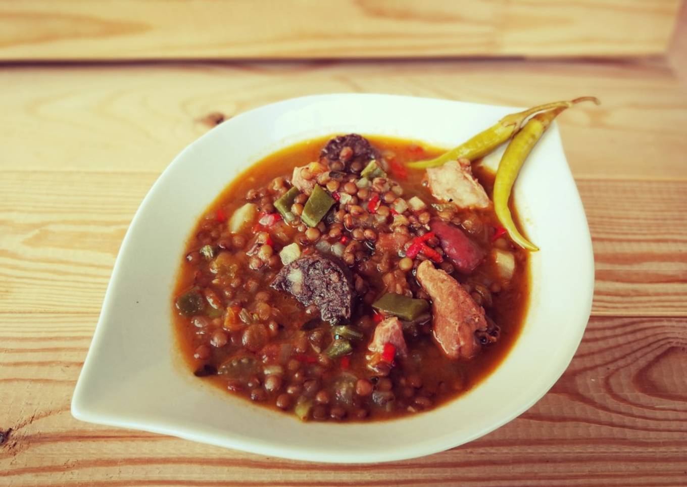 Lentejas con carne, embutido y hortalizas