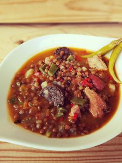 Una foto de Lentejas con carne, embutido y hortalizas