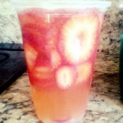 A picture of Strawberry Lemonade.