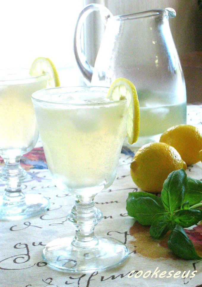 A picture of Basil Lemonade.