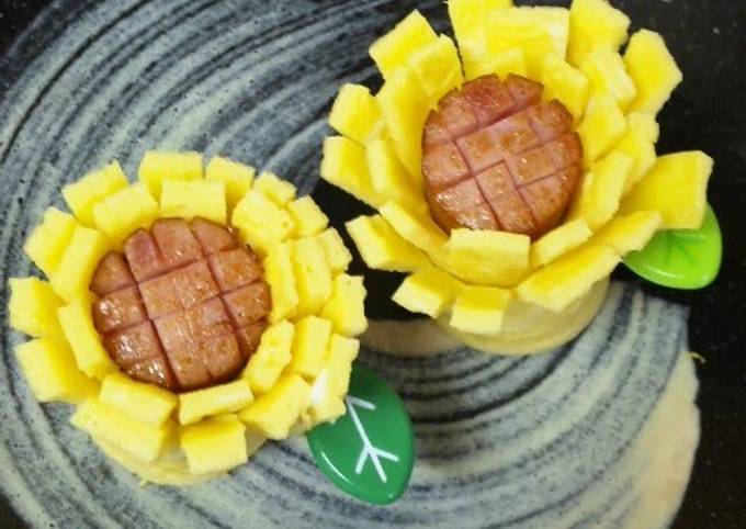 Wiener Sausage and Egg Flower For Bento
