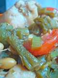 Pollo al curry con chauchas, apio y tomates cherry