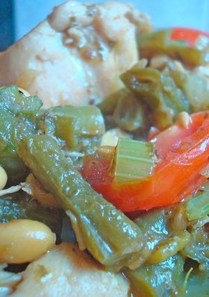 Una foto de Pollo al curry con chauchas, apio y tomates cherry