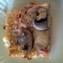 A picture of tater tot pizza.