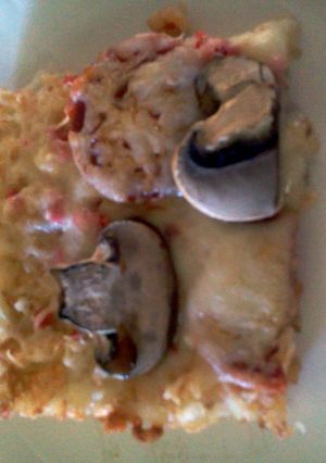 A picture of tater tot pizza.