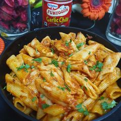 A picture of Garlic cheesy tomato Masala pasta.