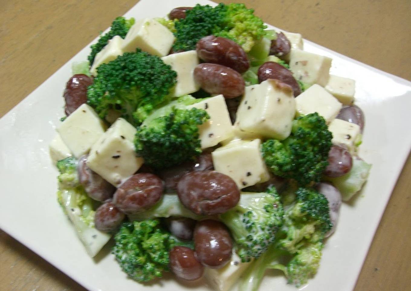 Beans, cheese և broccoli salad
