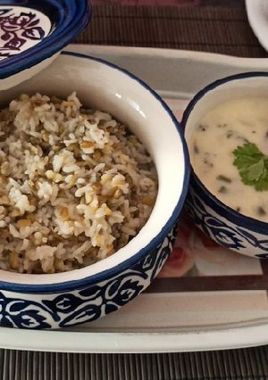 A picture of Kadhi and khichdi.