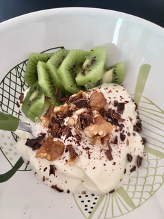 Una foto de Yogur con fruta, nueces y chocolate