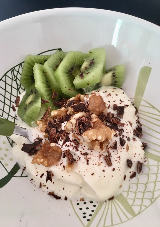 Una foto de Yogur con fruta, nueces y chocolate