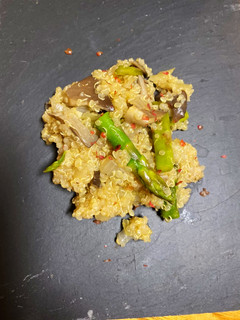 Una foto de Quinoa con setas y espárragos