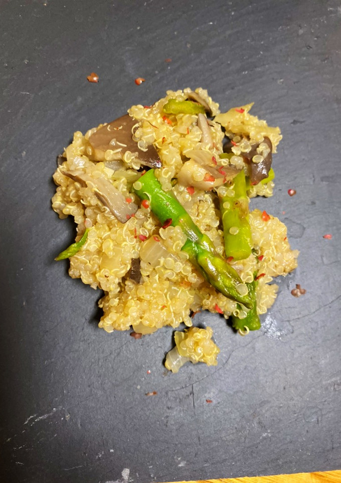 Una foto de Quinoa con setas y espárragos