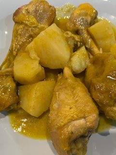 Una foto de Jamoncitos de pollo con patatas estofadas