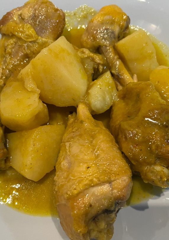 Una foto de Jamoncitos de pollo con patatas estofadas