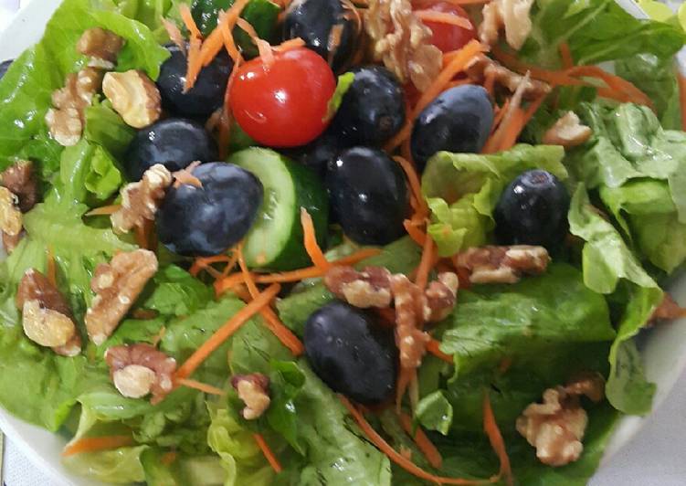 Bagaimana Menyiapkan Salad Dengan Saos Kwipie wijen dan Kikoman yang Menggugah Selera