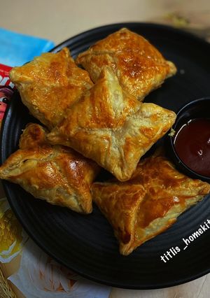 A picture of Tangy Chicken Paneer Puff.