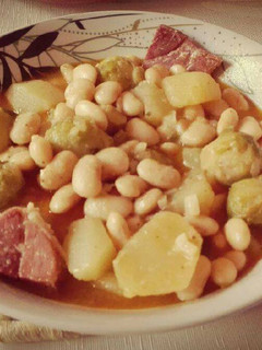Una foto de Judías blancas con coles de bruselas y patatas