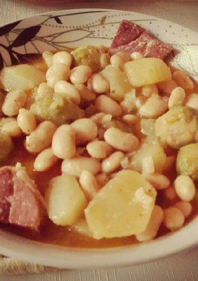 Una foto de Judías blancas con coles de bruselas y patatas