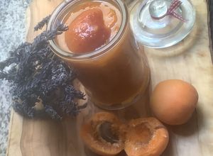 Une photo de 🍑Confiture 🥖🥐🥞abricots 🫙🍑⏰back🖋️📚to school 🍳