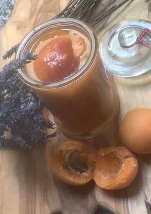 Une photo de 🍑Confiture 🥖🥐🥞abricots 🫙🍑⏰back🖋️📚to school 🍳