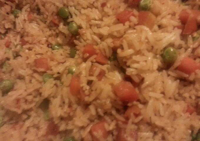 Spicy garlic rice with peas and carrots
