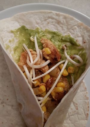 Foto principal de Fajitas de pollo, cebolla, pimiento, maíz y soja con guacamole