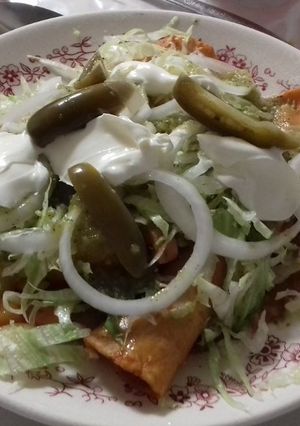 Una foto de Enchiladas de flor de jamaica guisada a lo ranchero