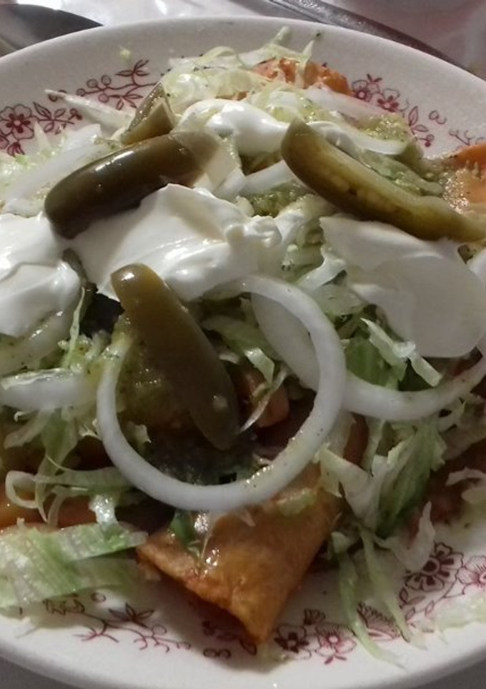 Una foto de Enchiladas de flor de jamaica guisada a lo ranchero