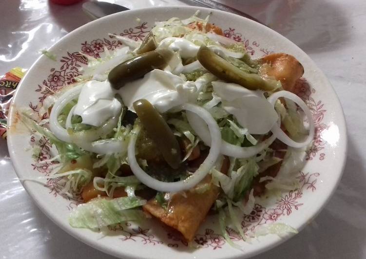 Enchiladas de flor de jamaica guisada a lo ranchero