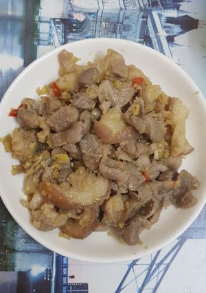Hình của món Thịt chân giò xào sả ớt.