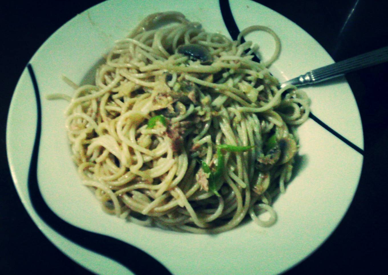 Spicy pasta with tuna, mushrooms and garlic
