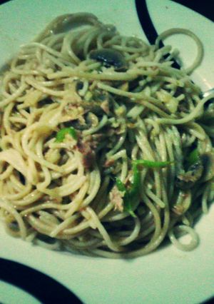 A picture of Spicy Tuna, mushroom and garlic pasta.