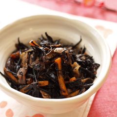 A picture of Braised Hijiki Seaweed with Maple Syrup and Bacon.