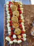 Pincho de tomate cherry queso de máquina al pesto