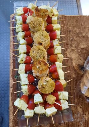 Una foto de Pincho de tomate cherry queso de máquina al pesto