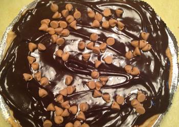 How to Prepare Yummy Fudge Topped Peanut Butter Pie