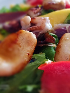 Una foto de Ensalada de jamón de pato 😋😋😋