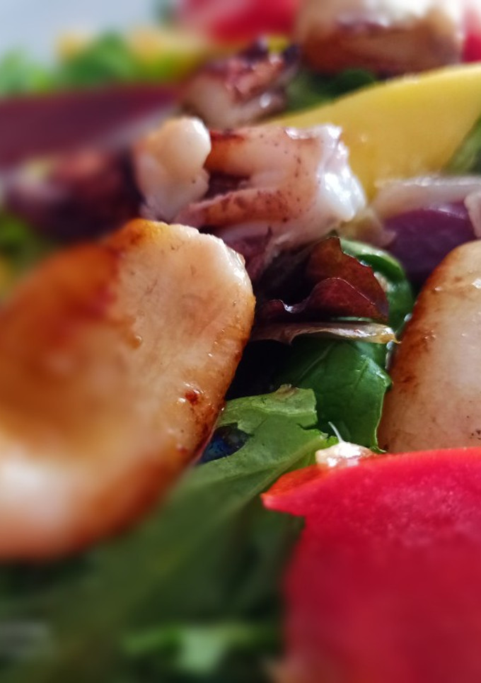 Una foto de Ensalada de jamón de pato 😋😋😋