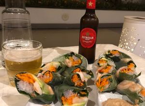 Una foto de Deep o salsa para los rollitos vietnamitas