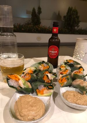 Una foto de Deep o salsa para los rollitos vietnamitas