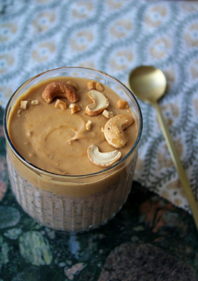 Una foto de Avena reposada con anacardos