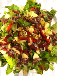 Una foto de Ensalada con virutas de jamón Ibérico